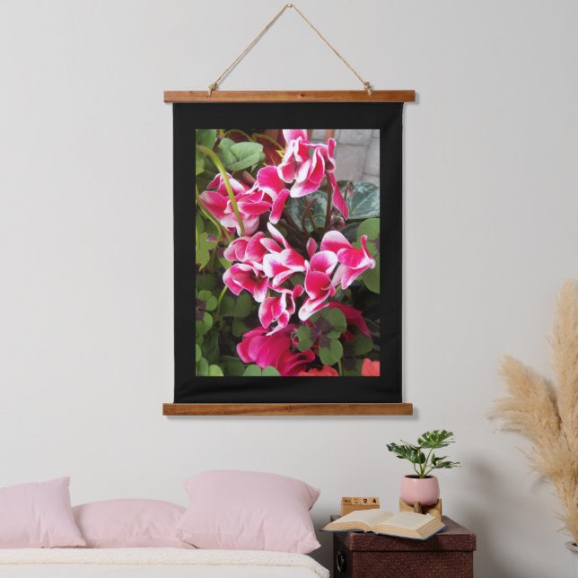 Pink Variegierte Cyclamen mit schwarzer Grenze Wandteppich Mit Holzrahmen (Schlafzimmer)