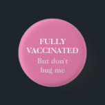 Pink vollständig geimpft, aber nicht umarmen mich  button<br><div class="desc">Got alle Impfungen,  aber immer noch antisozial,  so umarme mich nicht rosa Button Taste Abzeichen.</div>