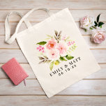 Pink Watercolor Blume Bouquet Wedding Monogram Tragetasche<br><div class="desc">Die personalisierte Tote-Tüte-Gestaltung zeichnet sich durch ein Monogramm der Braut- und Bräutigamen und das Hochzeitstag aus. Die Blumensträuße in Aquarellfarbe mit pastellrosa,  rot und pfirsichfarbenen Blume aus Dahlien und Rose,  gepaart mit blühendem grünem Blattwerk.</div>