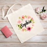 Pink Watercolor Blume Wreath Bridesmaid Name Tragetasche<br><div class="desc">Personalisiertes Taschendesign mit einem Monogramm eines Namens in modernem,  schwarzem Drehbuch,  gerahmt durch eine wunderschöne Aquarellmalerei mit pastellrosa,  rot und pfirsichfarbenen Frühlingsdahlien und Rose Blume gepaart mit lebhaftem grünem Blattwerk. Ein tolles Geschenk für Ihre Hochzeitsfeier / Brautmädchen!</div>
