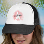Pink Watercolor Monogram Truckerkappe<br><div class="desc">Eine weiche, rot-rosa Aquarellwand bietet die Leinwand für ein niedliches und zeitgenössisches Monogramm mit Initialen und Namen. Die Schwarz-Weiß-Farbpalette des Monogrammes, bestehend aus modernen Schriftart, die mit einem Script-Schriftart vermischt sind, verleiht dem Programm einen schlichten und dennoch lustigen Charme. Ob Sie Ihren Vor- oder Nachnamen gewollt haben, liegt bei Ihnen!...</div>