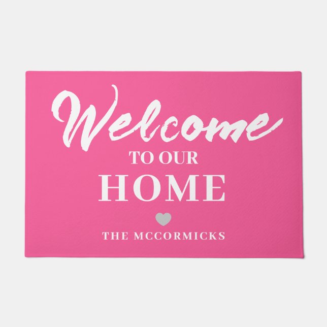 Pink Welcome Modern Chice Script Personalisiert Fußmatte (Vorderseite)