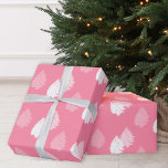 Pink White Christmas Tree Muster Geschenkpapier<br><div class="desc">Diese einfache Weihnachtsbaum-Wickelpapierrolle zeichnet sich durch ein modernes rosa-weiße Design aus. Ein einzigartiger Weg,  um Ihren Urlaub abzuschließen,  präsentiert diese festliche Saison. Sie können die Hintergrundfarbe in eine beliebige Farbe Ihrer Wahl ändern.</div>