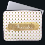 Pink, White und Gold Foil Polka Dose Name Laptopschutzhülle<br><div class="desc">Rosa,  Weiß und Imitate Gold Foil Polka Dot Muster mit Gold Paint Stripe Elegant Monogram Computer Case. Dieser Fall kann so angepasst werden,  dass er Ihren vollständigen Namen mit einem schönen,  handgeschriebenen weißen Skript enthält.</div>