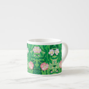 Pink Wilde Rose blüht in einem Geheimgarten Espressotasse
