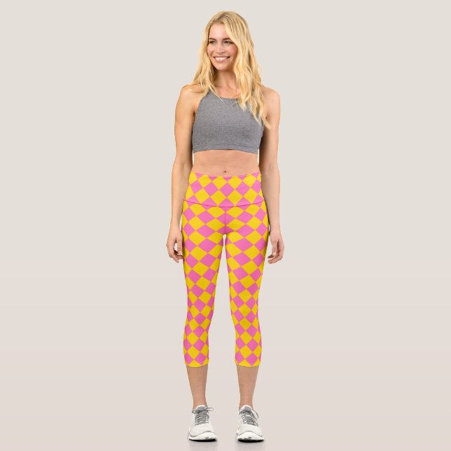 Pink Yellow Diamond Harlequin Schachbrett Pattern Capri Leggings (Vorderseite)