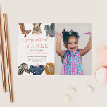 Pink Young Wild und Three Safari Geburtstags-Foto Einladung<br><div class="desc">Niedliche und lustige Girl's Safari-Tiere Thema 3. Geburtstag Party Einladung mit Darstellung der Safari-Tiere von Giraffe,  Schnee Leopard,  Nashorn,  Löwen,  Elefanten und Zeebra. Im Text steht "jung,  wild und drei". Ideal für die Geburtstagsfeier eines Mädchens. Du kannst das Bild deines Kindes auf dieser Karte hinzufügen.</div>