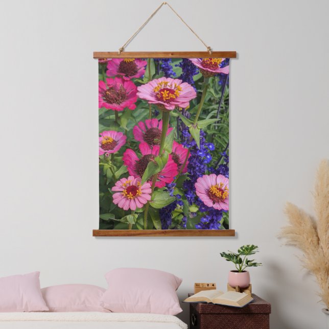 Pink Zinnias und Blue Salvia Floral Wandteppich Mit Holzrahmen (Schlafzimmer)