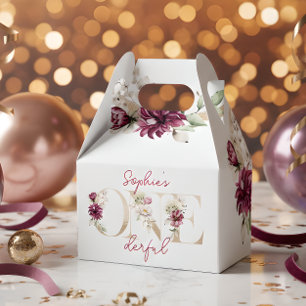 Pinkfarbene Pfingsteine auf eine bunte Geburtstags Geschenkschachtel