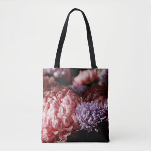 Pinkfarbener Bouquet mit lila aster Blume im Licht