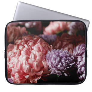 Pinkfarbener Bouquet mit lila aster Blume im Licht Laptopschutzhülle