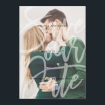 Pinsel für Skriptüberlagerung Save the Date Fotoka<br><div class="desc">Schön,  auf dem Trend speichern Sie die Datumsangaben mit Ihrem Lieblings-Verlobung-Foto. Die schöne Typografie und der weiße Text machen dieses Design zu einem wahren Erlebnis. Mit Handschrift Inspiriert,  speichern diese die Dattelkarten klassisch und elegant mit einer schicken und doch traditionellen Touch.</div>