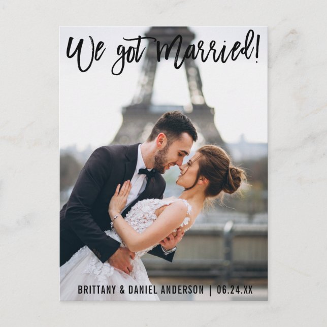 Pinsel Script Modern Wir Got Verheiratetes Foto Postkarte (Vorderseite)