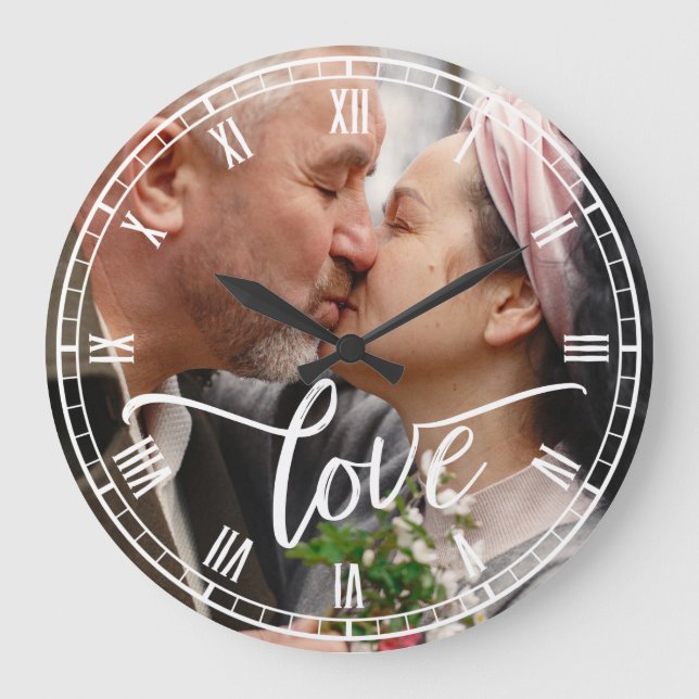 Pinselschrift Liebe Custom Foto Roman Numbers Große Wanduhr (Vorderseite)