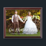 Pinselschrift Unser Abenteuer beginnt Foto Plaque Awardplakette<br><div class="desc">Moderne Pinselschrift Unser Abenteuer beginnt mit der Hochzeit Foto Plaque</div>
