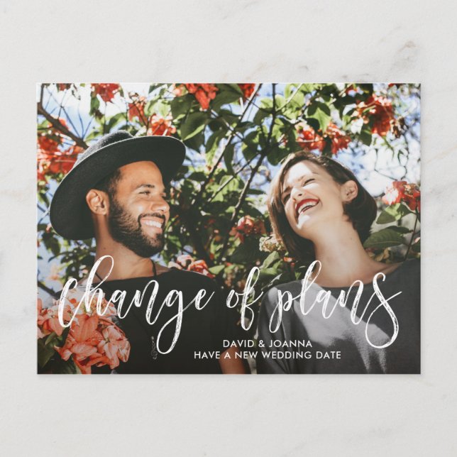 Pinselskriptänderung von Plänen verzögert Hochzeit Ankündigungspostkarte (Vorderseite)