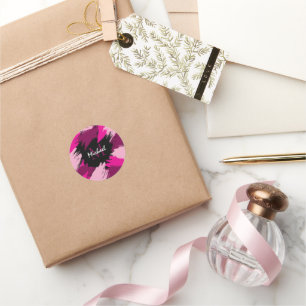Pinselstriche in heißen Rosa-Tönen mit Monogramm Runder Aufkleber