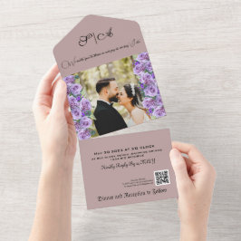 Pinselüberlagerung mit Blumen in einer Einladung