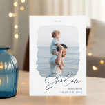 Pinselunterschrift | Hanukkah-Foto Feiertagskarte<br><div class="desc">Eine elegante und moderne Fotokarte für Ihre Hanukkah 2021-Grußkarten mit einem Single-Vertikal- oder portraitorientierten Foto in einem einzigartigen, bemalten Rahmen. "Shalom" erscheint unter der Schrift mit dem Buchstaben "Shalom", mit dem individuellen Urlaubssegment (mit "Happy Hanukkah" gezeigt) und dem Familiennamen darunter. Fügen Sie das Jahr oben hinzu, um ein unvergessliches Ziel...</div>