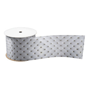 Pintuck sieht weiß und gold elegant aus satinband
