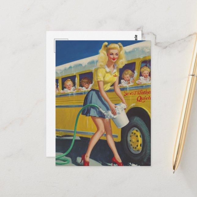 Pinup Retro Frau waschen einen gelben Schulbus Postkarte (Vorderseite/Rückseite Beispiel)