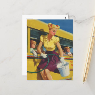 Pinup Retro Frau waschen einen Schulbus Postkarte