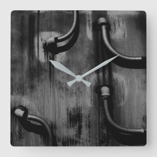 Pipe and Shadow in Black and White Quadratische Wanduhr