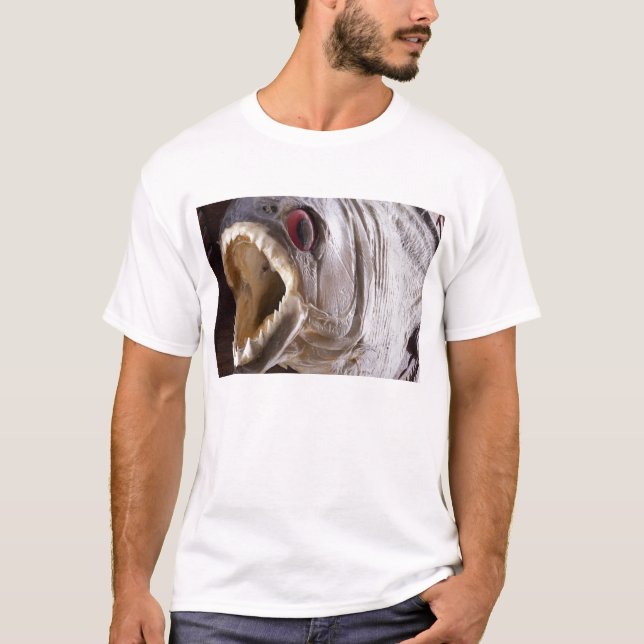 Piranhafische als Trophäe auf hölzernem T-Shirt (Vorderseite)