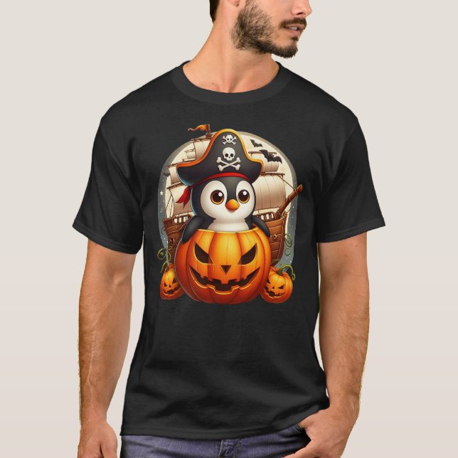 Pirate Penguin in a Halloween Pumpkin Ship T-Shirt (Vorderseite)
