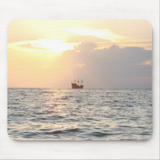 Piraten-Schiff am Sonnenuntergang Mousepad