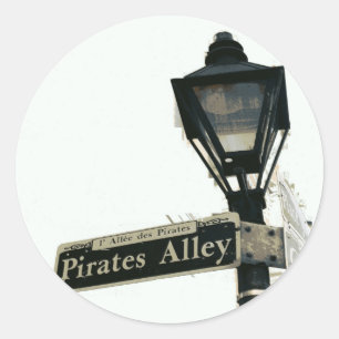 Piratenallee in Schwarzweiß Runder Aufkleber