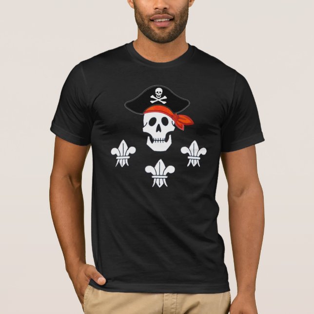PIRATENFLAGGE, PIRATHAT UND DREI LILIEN T-Shirt (Vorderseite)