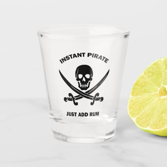 Piratenflaggen Instant Pirate Add Rum Schnapsglas (Vorderseite)