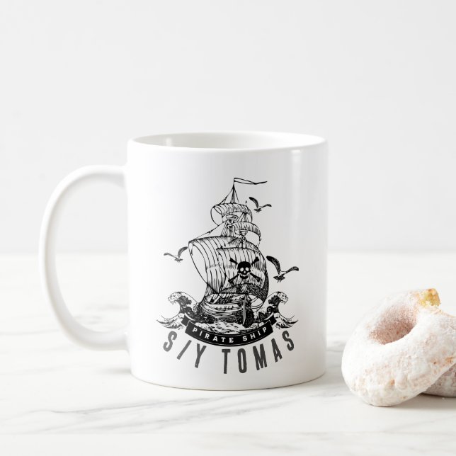 Piratengeschenk mit personalisiertem Schiffsnamen Kaffeetasse (Mit Donut)