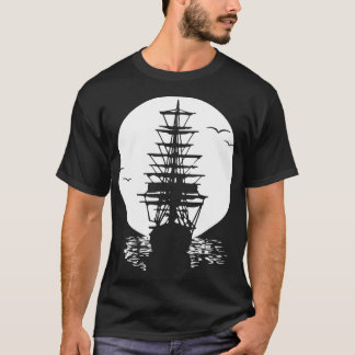 Piratenschiff im Sonnenuntergang T-Shirt