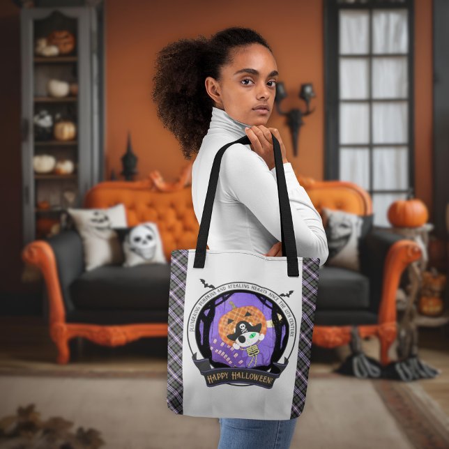 Piratenskelett (A woman shows the Pirate skeleton cat and plaid tote bag.)