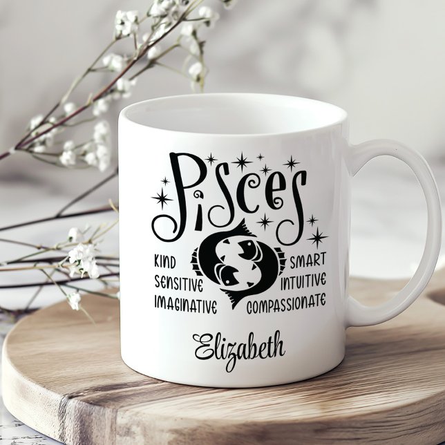 Pisces Zodiac Horoscope Individuelle Name Kaffeetasse (Pisces Zodiac Horoscope Custom Name Coffee Mug on a neutral boho kitchen table.)