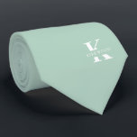 Pistachio Green Elegant Monogram   Name einseitig Krawatte<br><div class="desc">Ein eleganter, einseitiger Hals mit einem fett-weißen Monogramm über einen Pistachio Green Hintergrund. Zusätzlich zu diesem Monogramm sitzt Ihr Vor- oder Nachname in allen Hauptstädte. Wenn Sie einen mutigeren Blick auf den persönlichen Namen im großen Buchstaben bevorzugen, können Sie folgendes tun: Benutzen Sie die Funktion Anpassen/Bearbeiten und klicken Sie auf...</div>