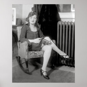 Pistole versteckt in Garter, 1922. Vintages Foto Poster