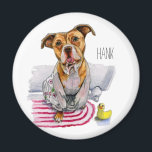 Pit Bull Dog in Bathrobe Aquarellmalerei Magnet<br><div class="desc">Dies ist ein zeichn eines braunen Grubenbullen Hundes in einem Blumenmantel. Er sitzt vor der Badewanne mit leicht geneigtem Kopf. Neben ihm sitzt ein Gummidick auf dem Boden und schaut ihn an. Es ist in Aquarellfarbe gestrichen. Dieses Element ist anpassbar. Ändern Sie den Text in Ihren Namen oder den Namen...</div>