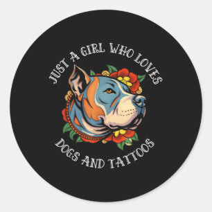 Pit Bull Girl, die Hunde und Tattoos Lieben Runder Aufkleber