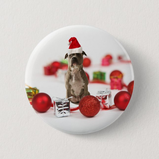 Pit Bull Hund mit Geschenkboxen und Weihnachtsschm Button (Vorderseite)