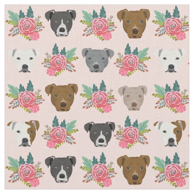 Pitbull hat rosa Flora Stoff (Nahaufnahme)