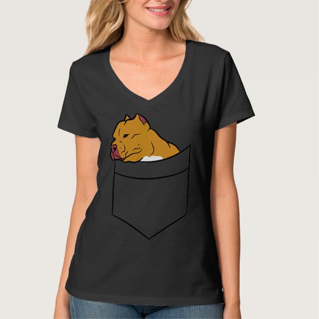 Pitbull Hund in Pocket Funny Pitbull Hund in einer T-Shirt (Vorderseite)