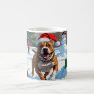 Pitbull Hund läuft im Schnee mit Weihnachtshut Kaffeetasse