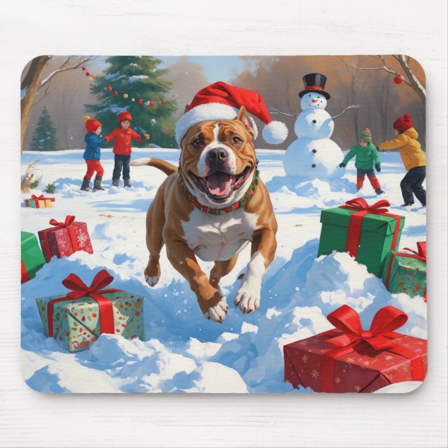 Pitbull Hund läuft im Schnee mit Weihnachtshut Mousepad (Vorne)
