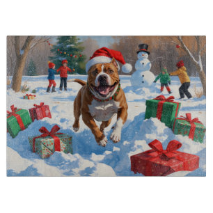 Pitbull Hund läuft im Schnee mit Weihnachtshut Schneidebrett