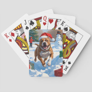 Pitbull Hund läuft im Schnee mit Weihnachtshut Spielkarten