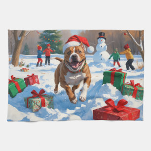 Pitbull-Hund läuft im Schnee mit Weihnachtsmütze Geschirrtuch