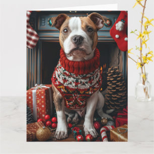 Pitbull-Hund mit Weihnachtsgeschenken am Kamin Karte